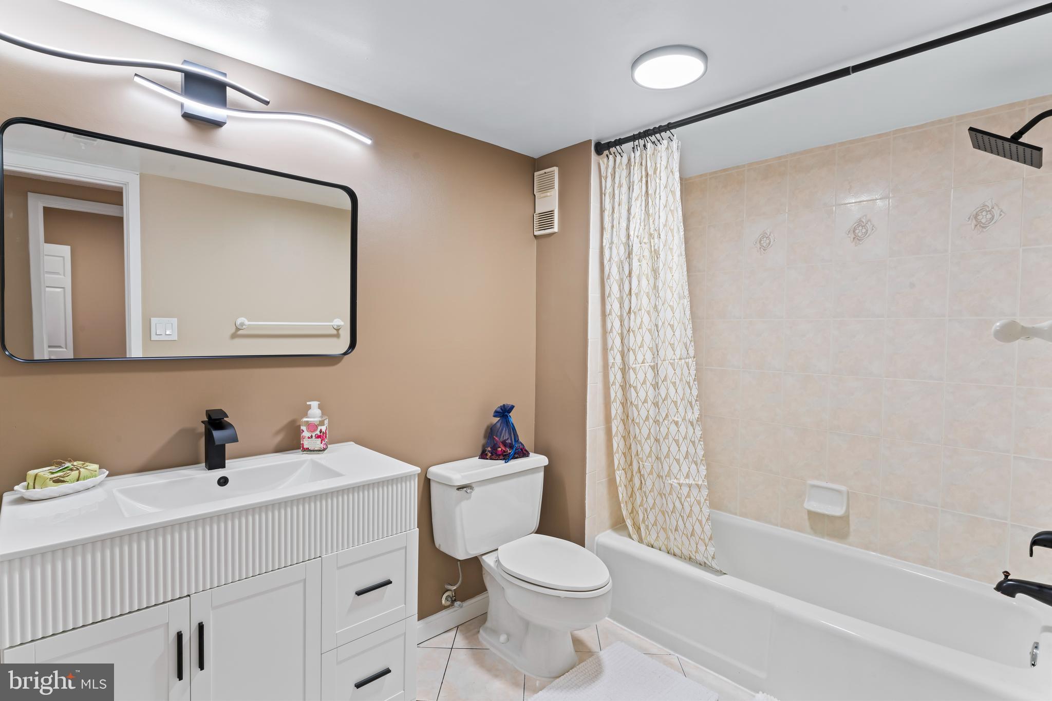 SKYLINE HOUSE - Residential