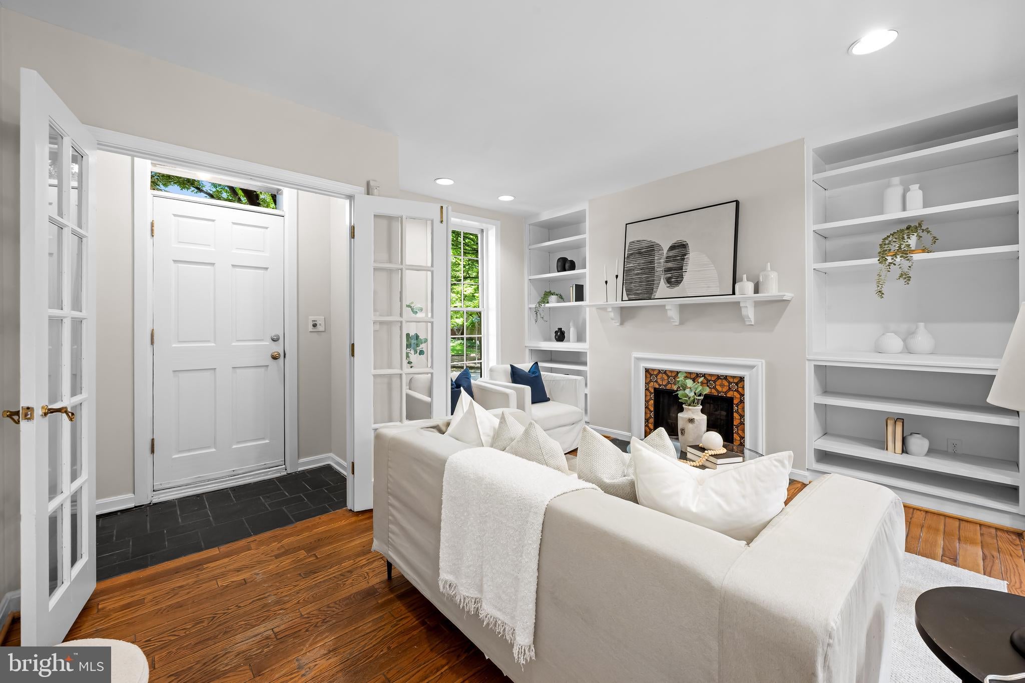 137 W HILL STREET