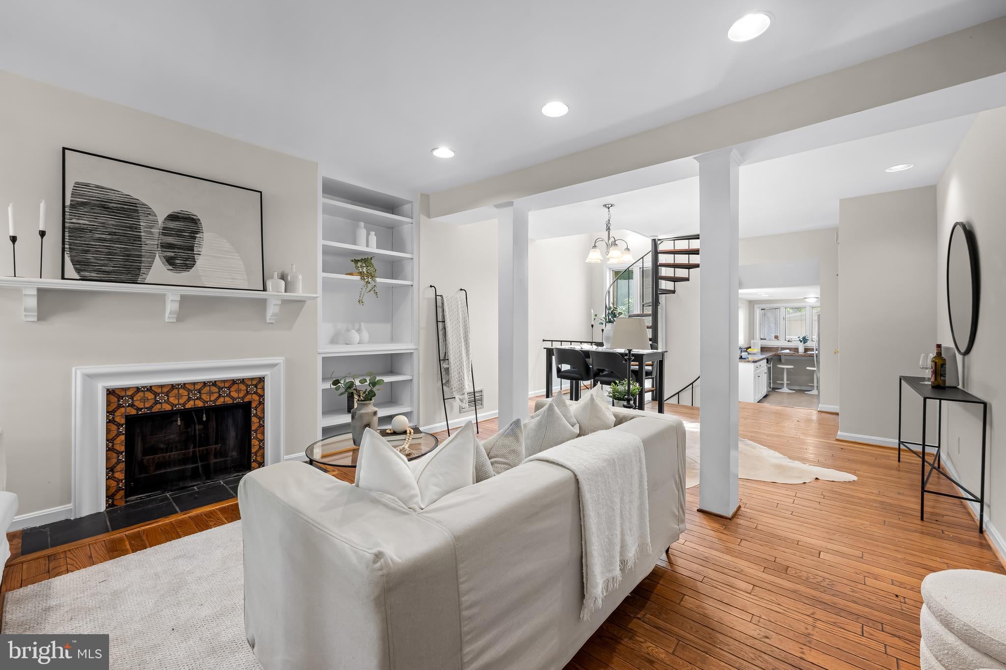 137 W HILL STREET