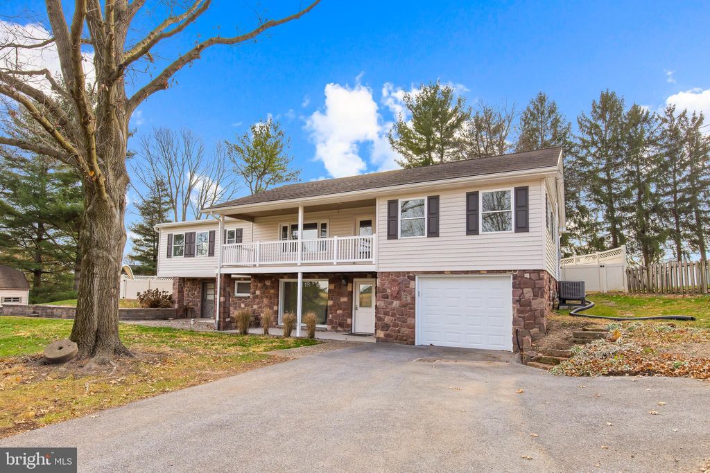 Photo of 425 Kendig Drive, MANHEIM, PA 17545 (MLS # PALA2061508)