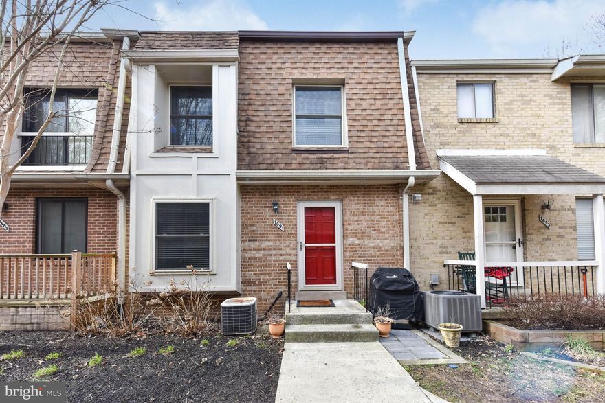 Well maintained condo with renovated hall bath, 3 large bedrooms, nice hardwood floors. Very convenient to commuting options, restaurants and small shopping center. Open on Sunday.