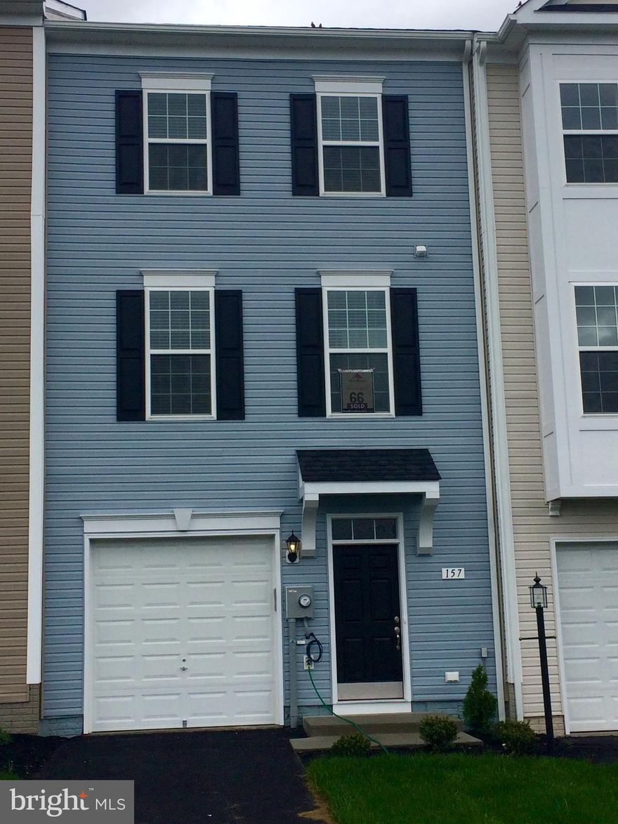 Dan Ryan Builders at Kensington Terrace offers this spacious York Garage unit finished on all 3 levels where you'll have space for everything featuring a bright 8' Morning room opening up the island kitchen, master suite features deluxe bath with double vanity & separate tub/shower, finished lower level with rec room plus additional 8x11' area to spread out! Great location!