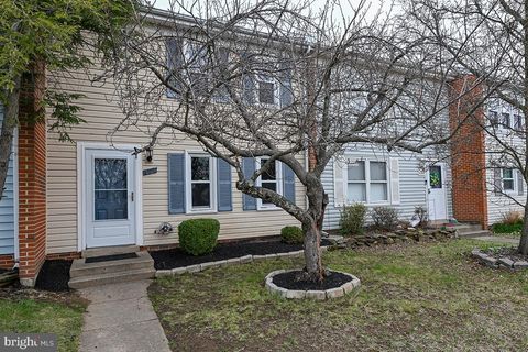 Townhouse For Sale - 124 Marlow Street<br/> LEESBURG, VA 20175