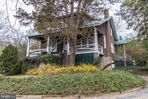 101 N Quaker Lane, Alexandria, VA MLS: VAAX2043088