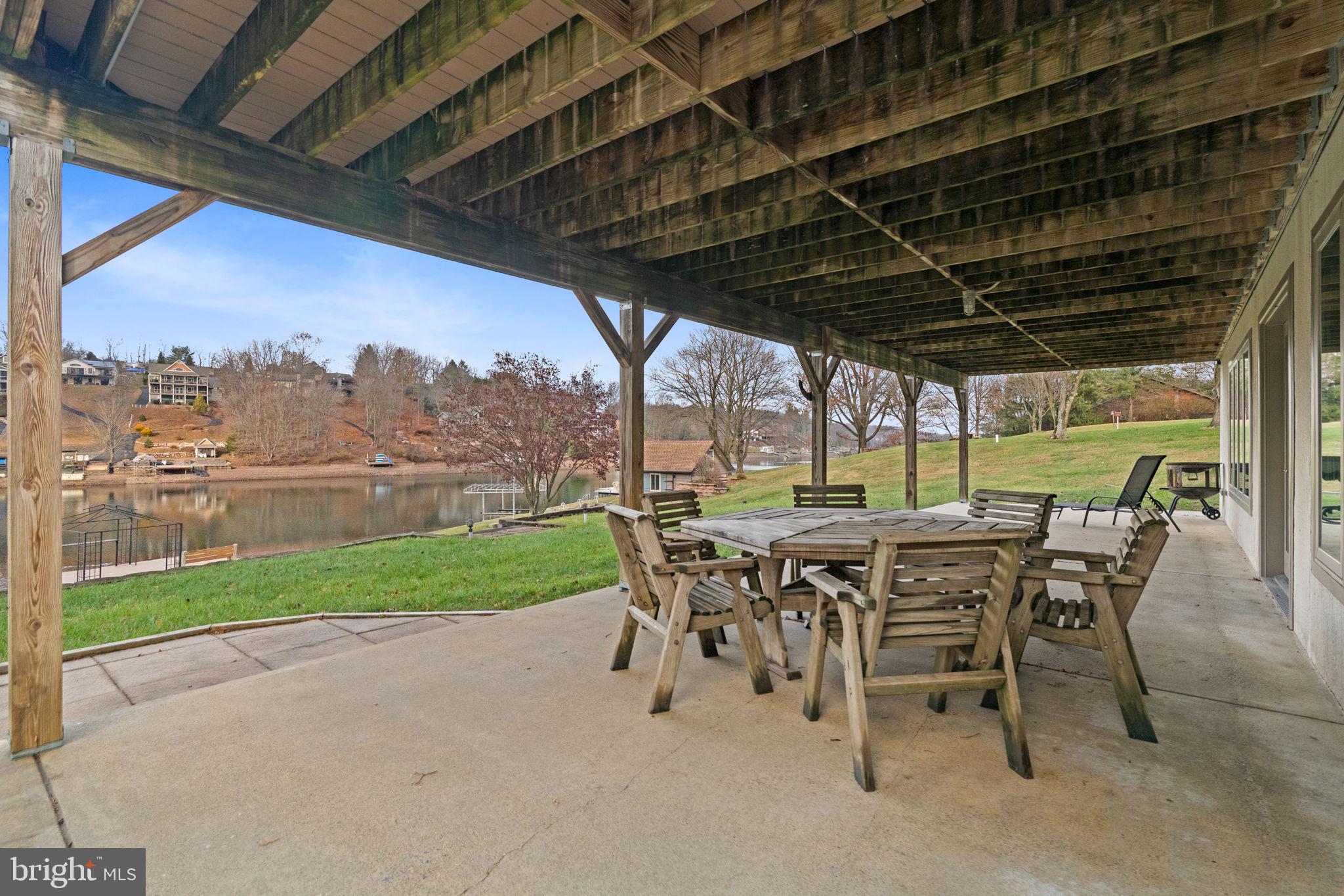 LAKE WYNONAH - Residential