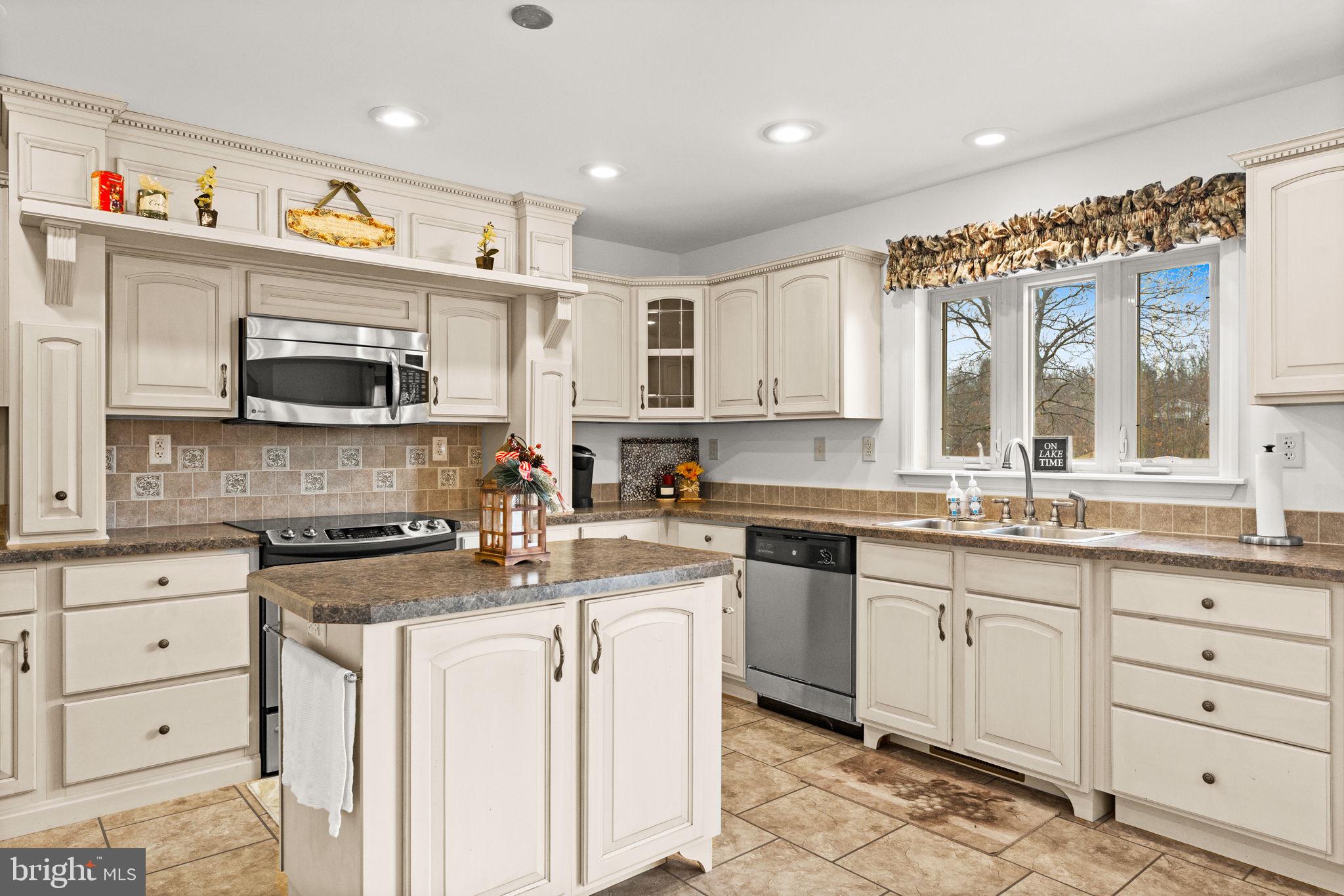 LAKE WYNONAH - Residential