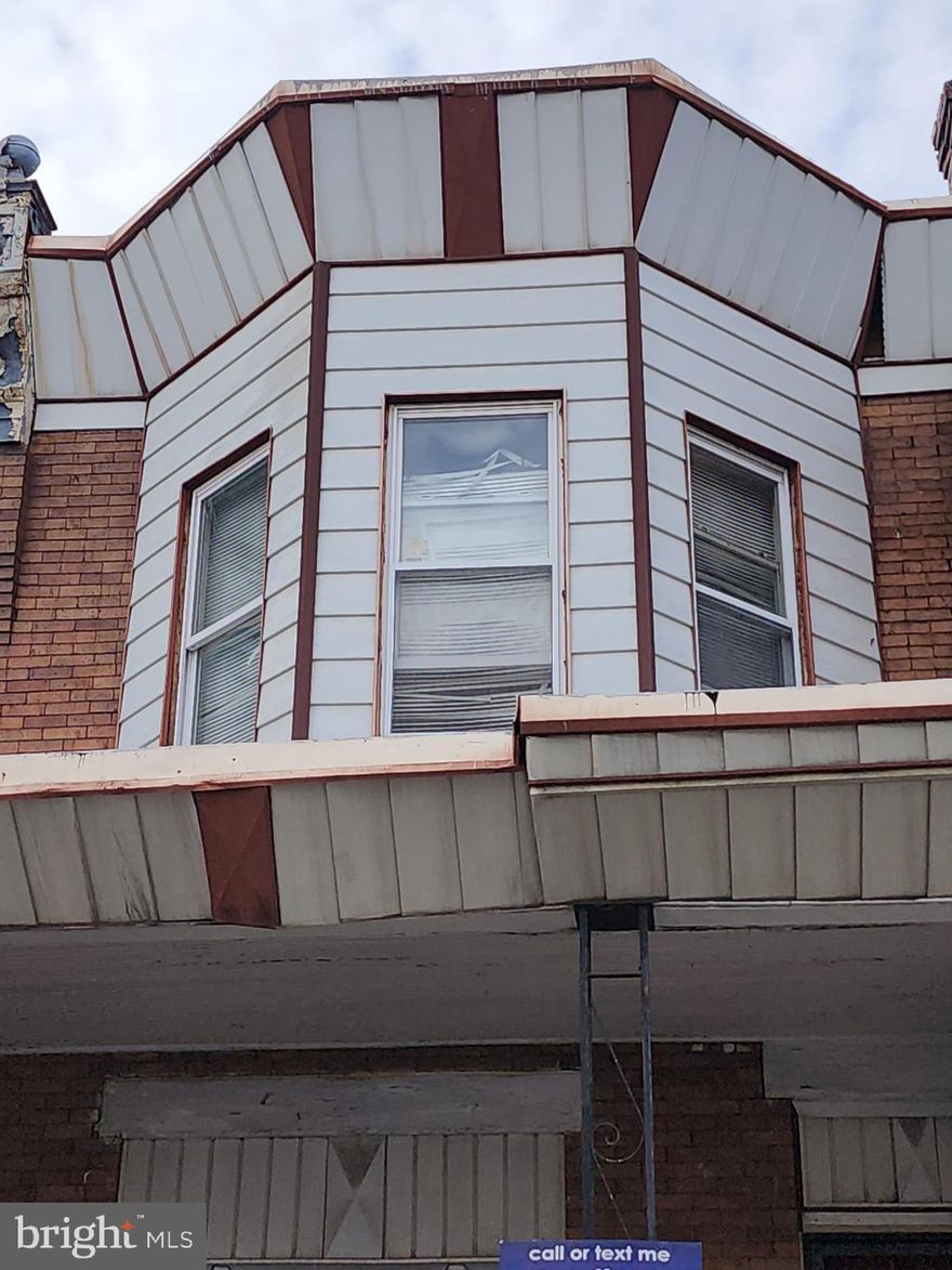 Great 4 bedrooms property to invest.
needs a full rehab.  A property a few doors down sold for $247,000 in 2017.