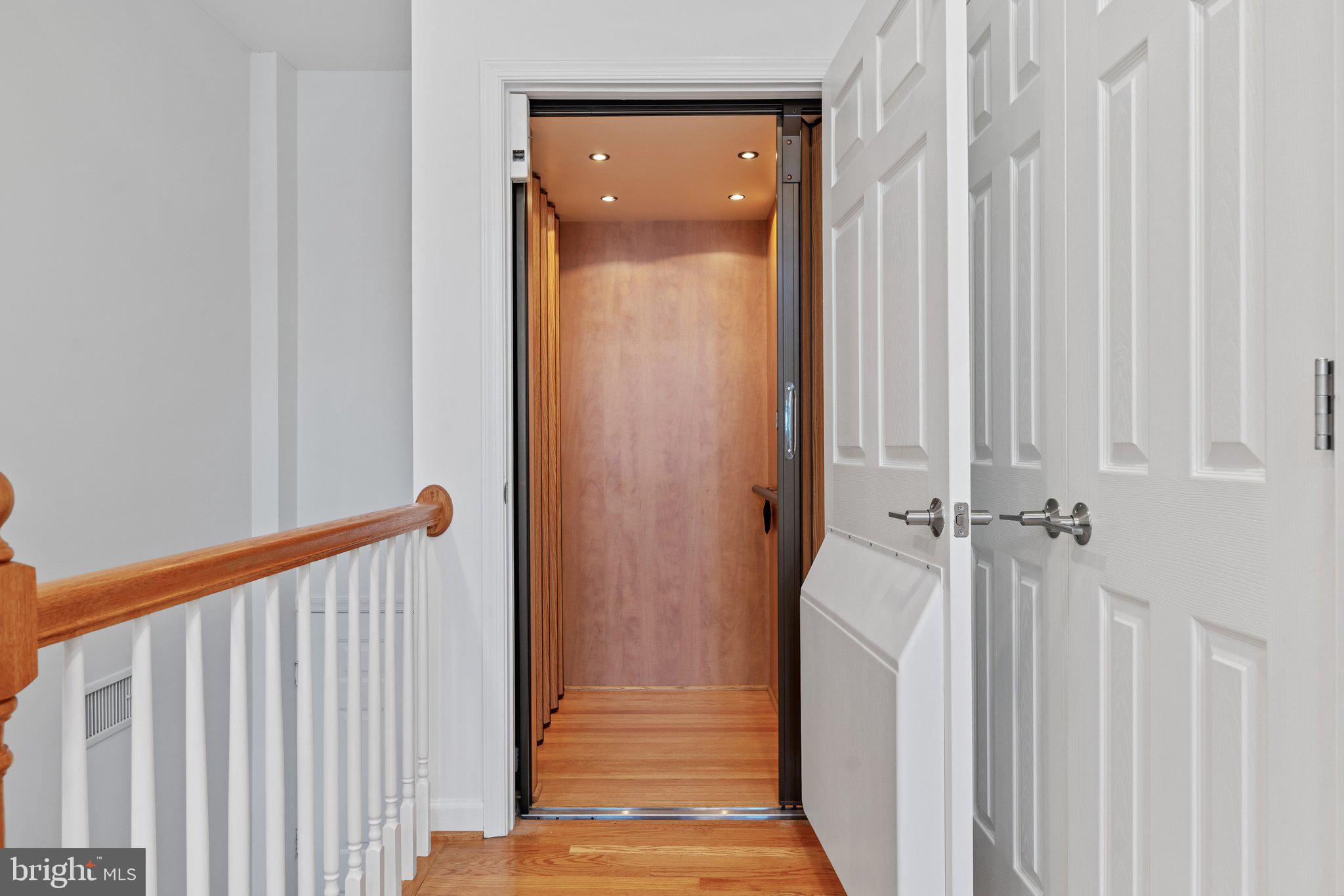 MC LEAN OAKS - Residential