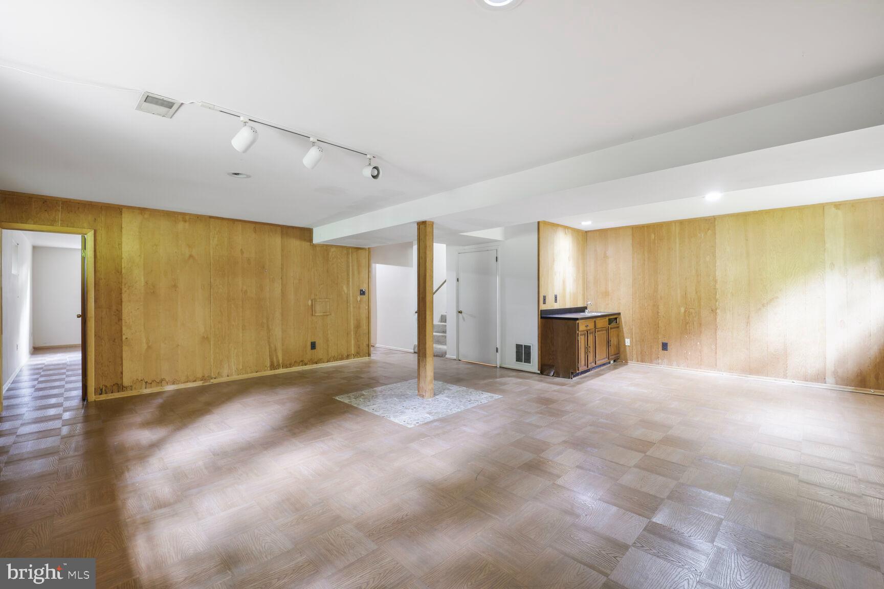 LAKE BARCROFT CLOISTERS - Residential