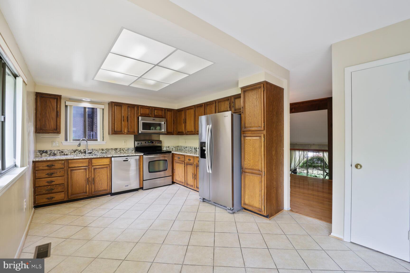 LAKE BARCROFT CLOISTERS - Residential