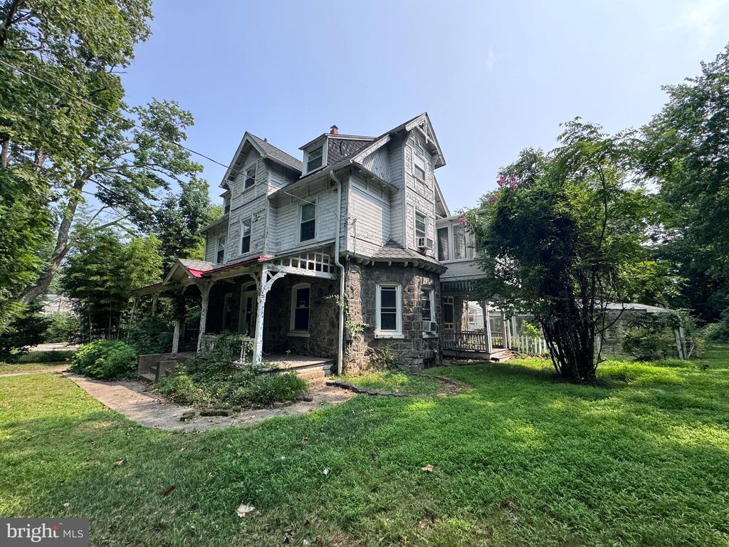 Photo of 135 S Lansdowne Avenue, LANSDOWNE, PA 19050 (MLS # PADE2099356)