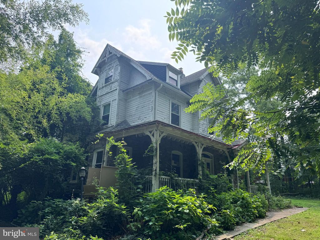 Photo of 135 S Lansdowne Avenue, LANSDOWNE, PA 19050 (MLS # PADE2099356)