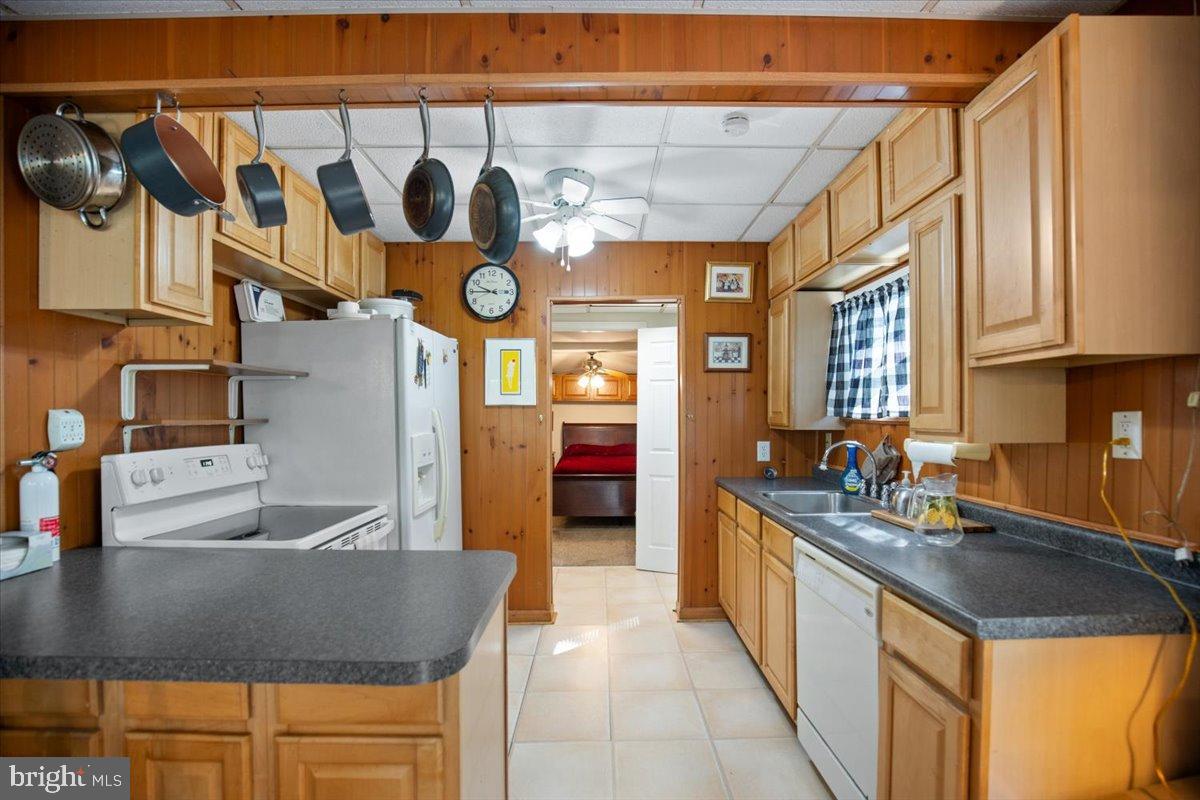 KENWOOD BEACH - Residential Lease