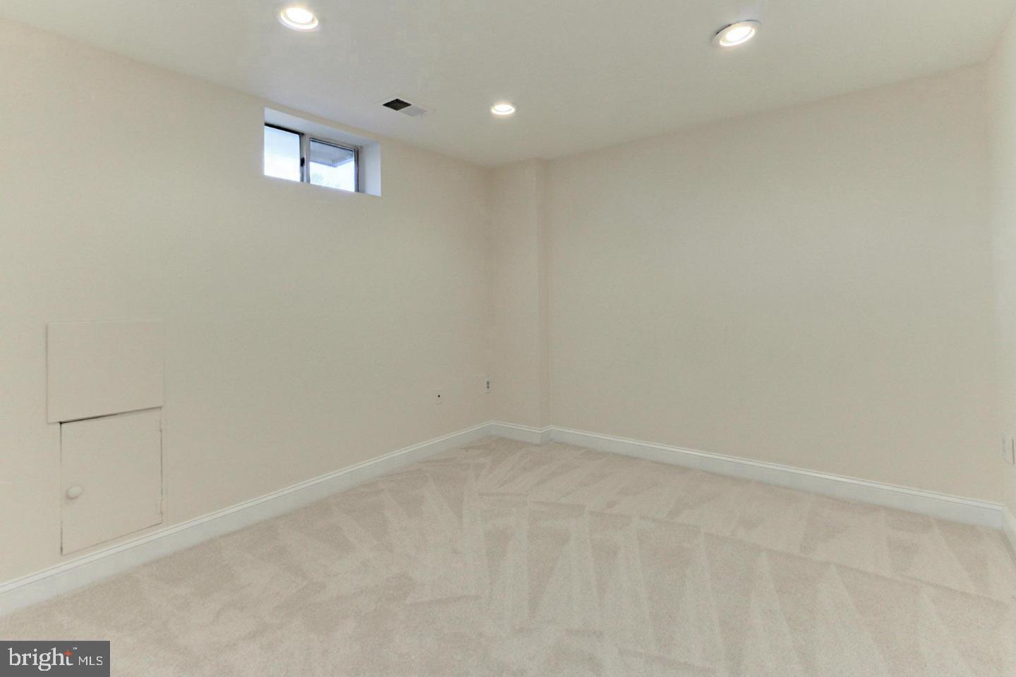 CIRCLE WOODS - Residential Lease