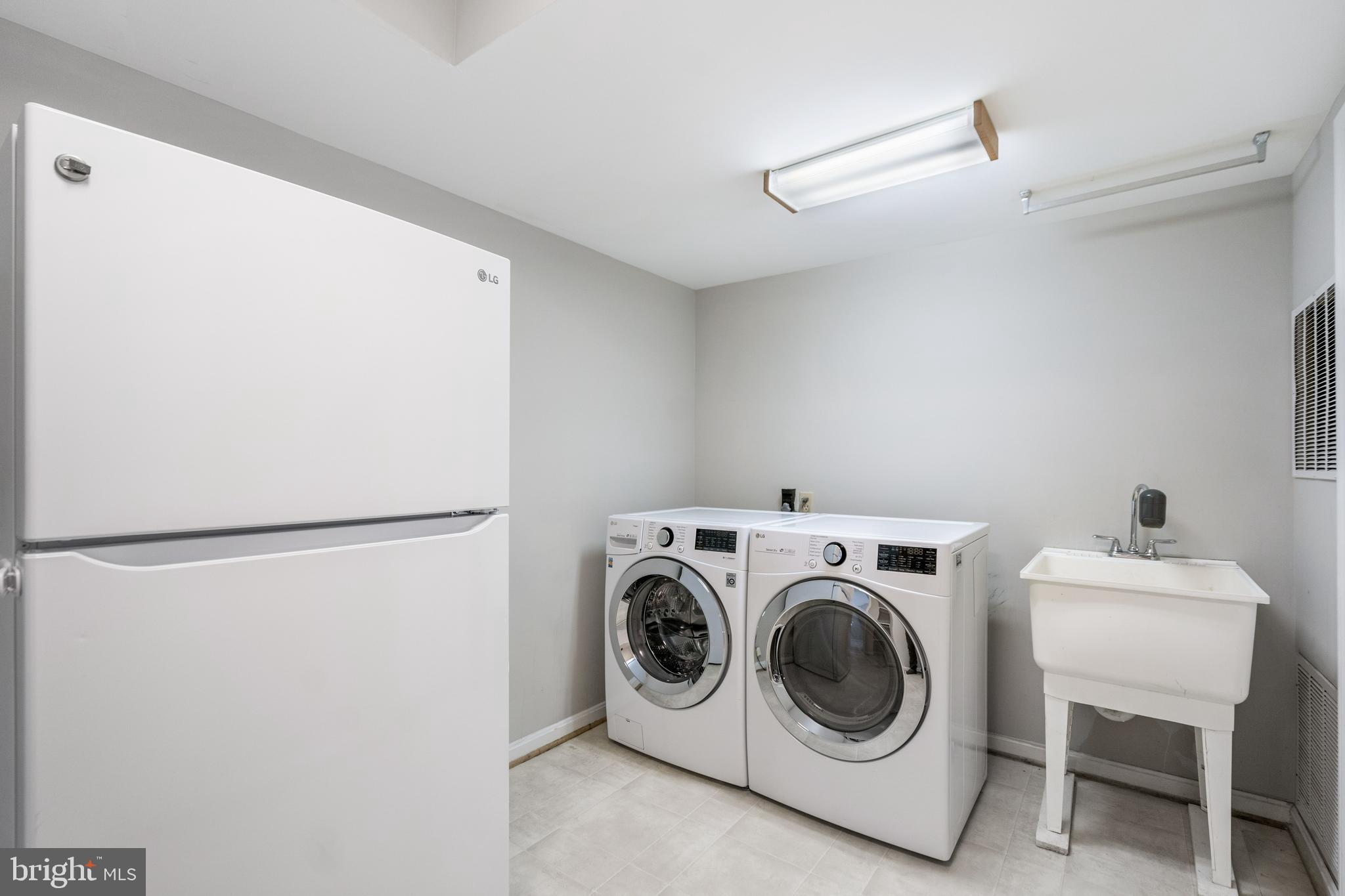 TOWLSTON MEADOWS - Residential Lease