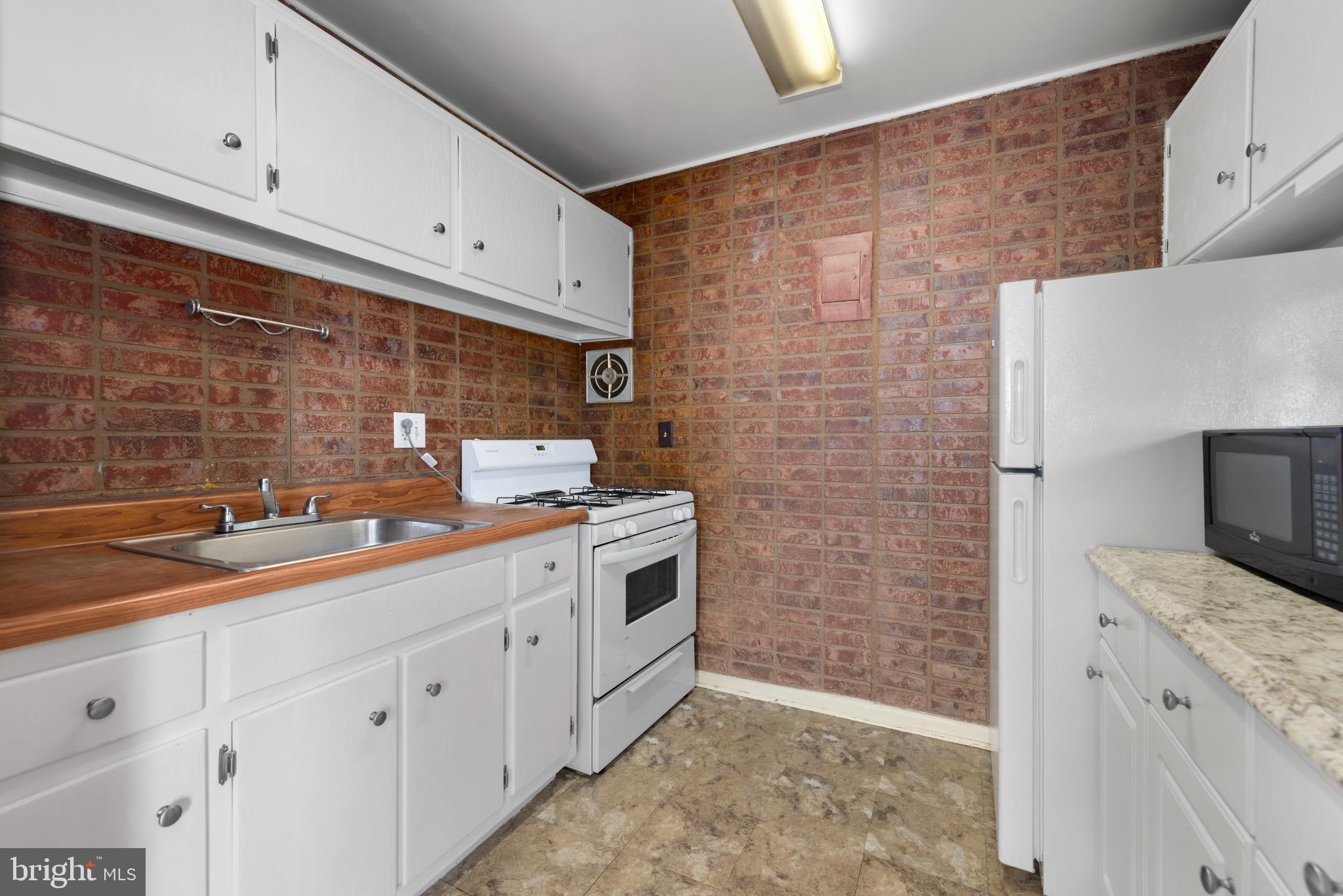 MARLOW TOWERS CONDOMINIUMS - Residential Lease