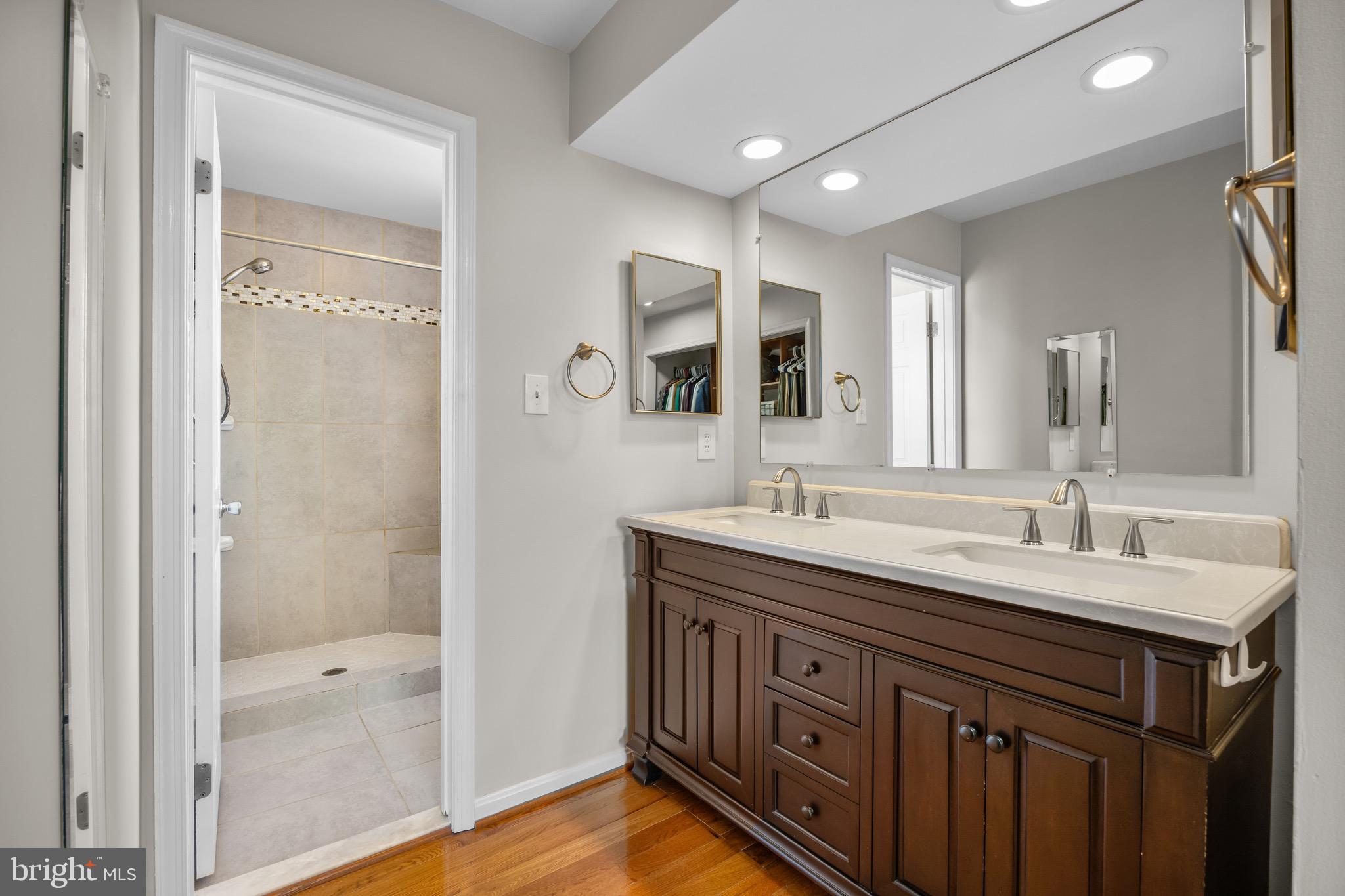 VALLEY STREAM ESTATES - Residential