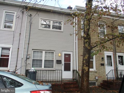 Townhouse For Sale - 122 Hewitt Street<br/> TRENTON, NJ 08611