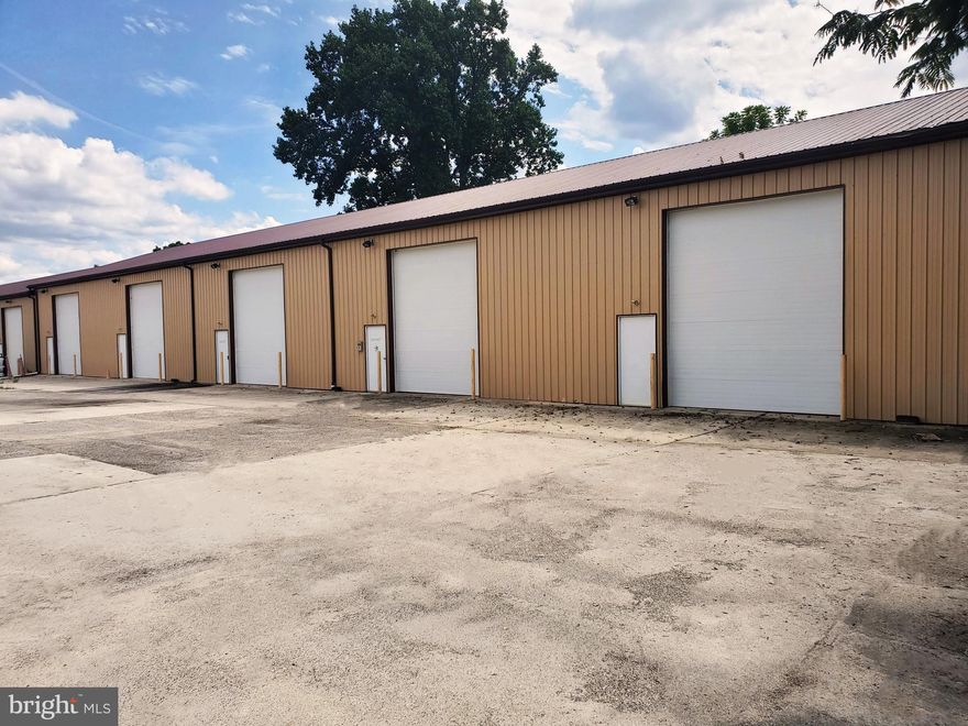 Large Flex Building Complex with Laydown Yard
• +/-2.45 Acres
• 1 Flex Building = 13,500 SF
• Flexible SF Configuration
• 9 Drive-In-Doors (12’x14’)
• Separately Metered Electric Service
• Clear Span Construction
• Tractor Trailer Parking and Laydown Yard Space
• Expansion Potential On-Site