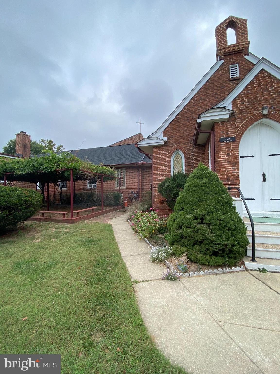 Main image without alt text