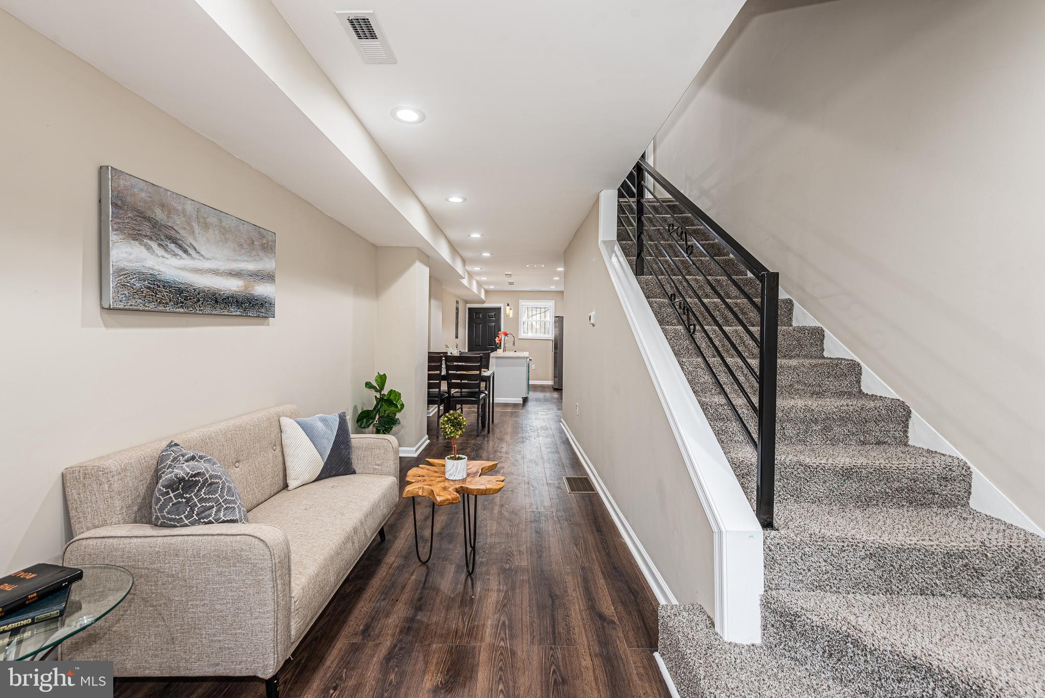 HOLLINS MARKET - Residential