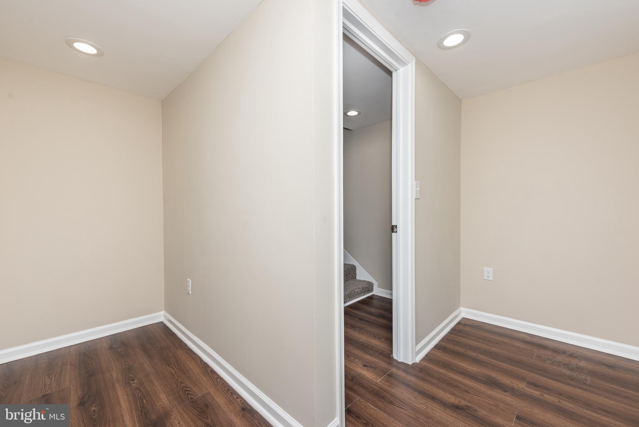 HOLLINS MARKET - Residential