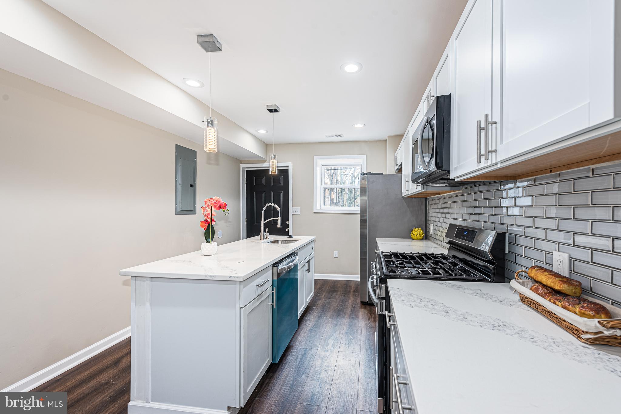 HOLLINS MARKET - Residential