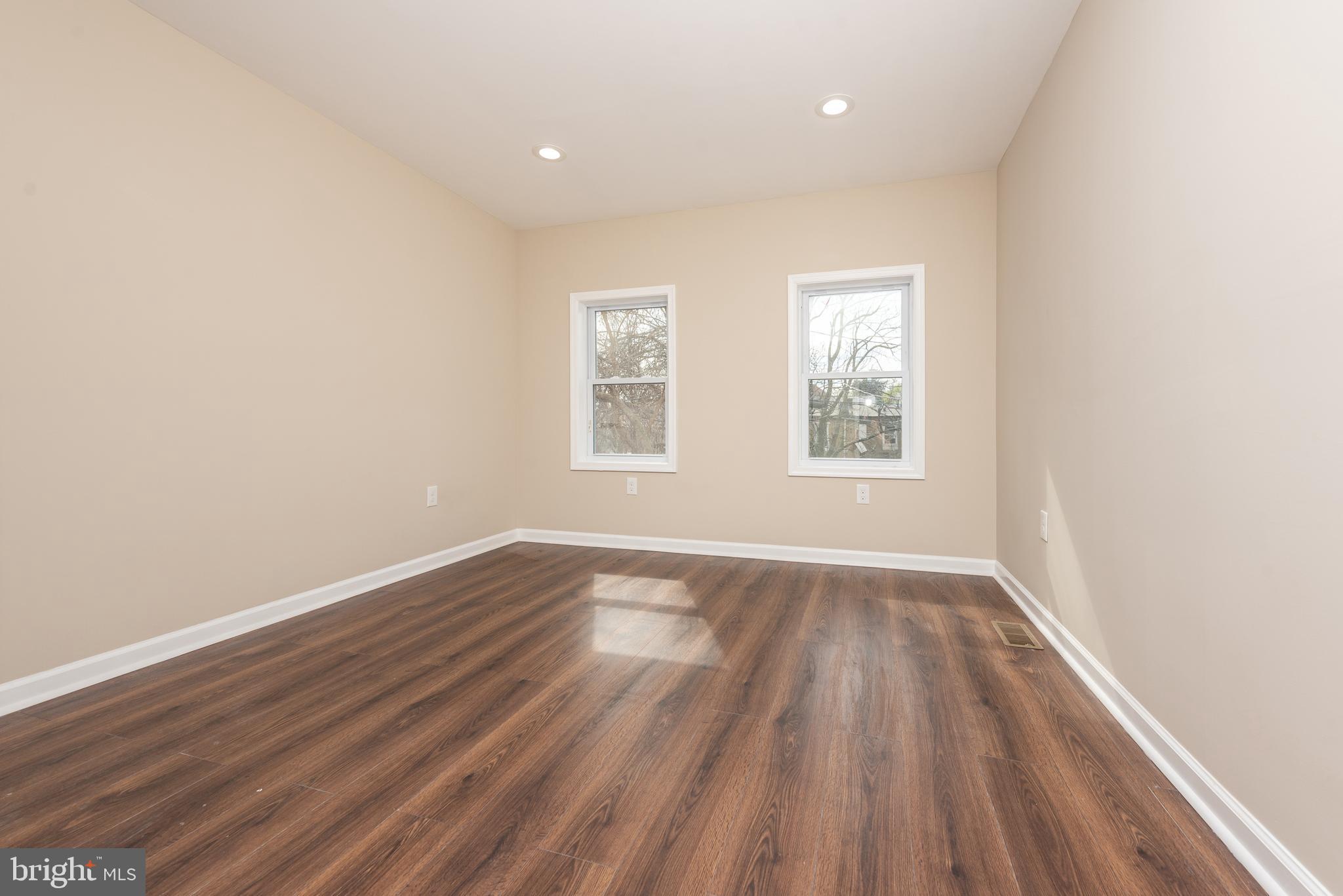 HOLLINS MARKET - Residential