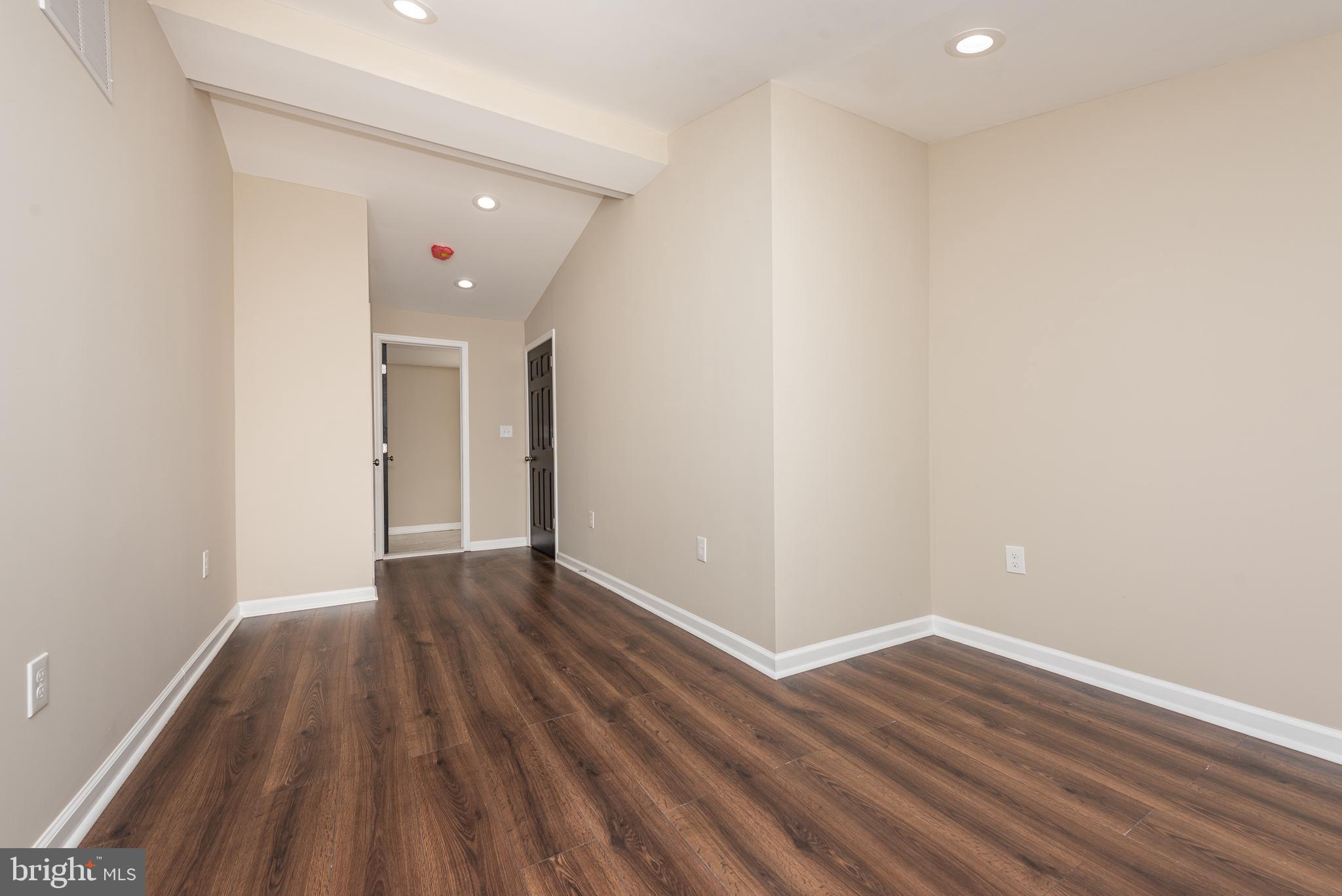 HOLLINS MARKET - Residential