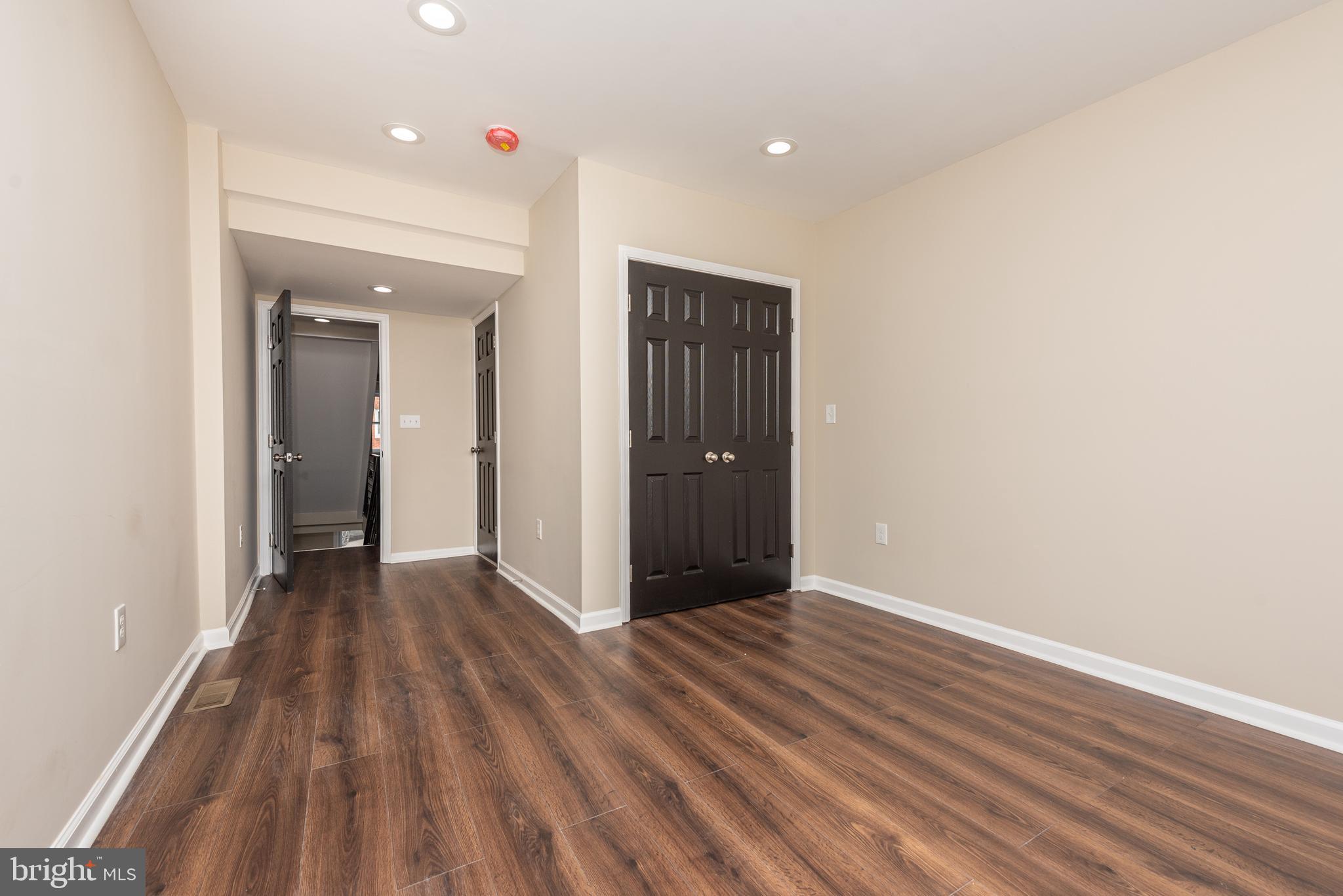 HOLLINS MARKET - Residential