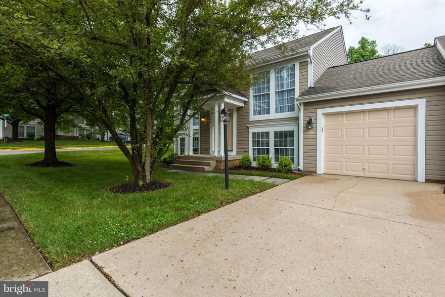 Coveted Southlake Contemporary Carriage Home!  Beautifully renovated from top to bottom....open concept floor plan!  Gleaming hardwood floors, upgraded kitchen with S/S appliances, vaulted ceilings, family room w/fireplace leading to a spacious deck and rear yard!  Three nice size bedrooms and updated bathrooms!  This is a must see!  Motivated seller has priced this home to sell!