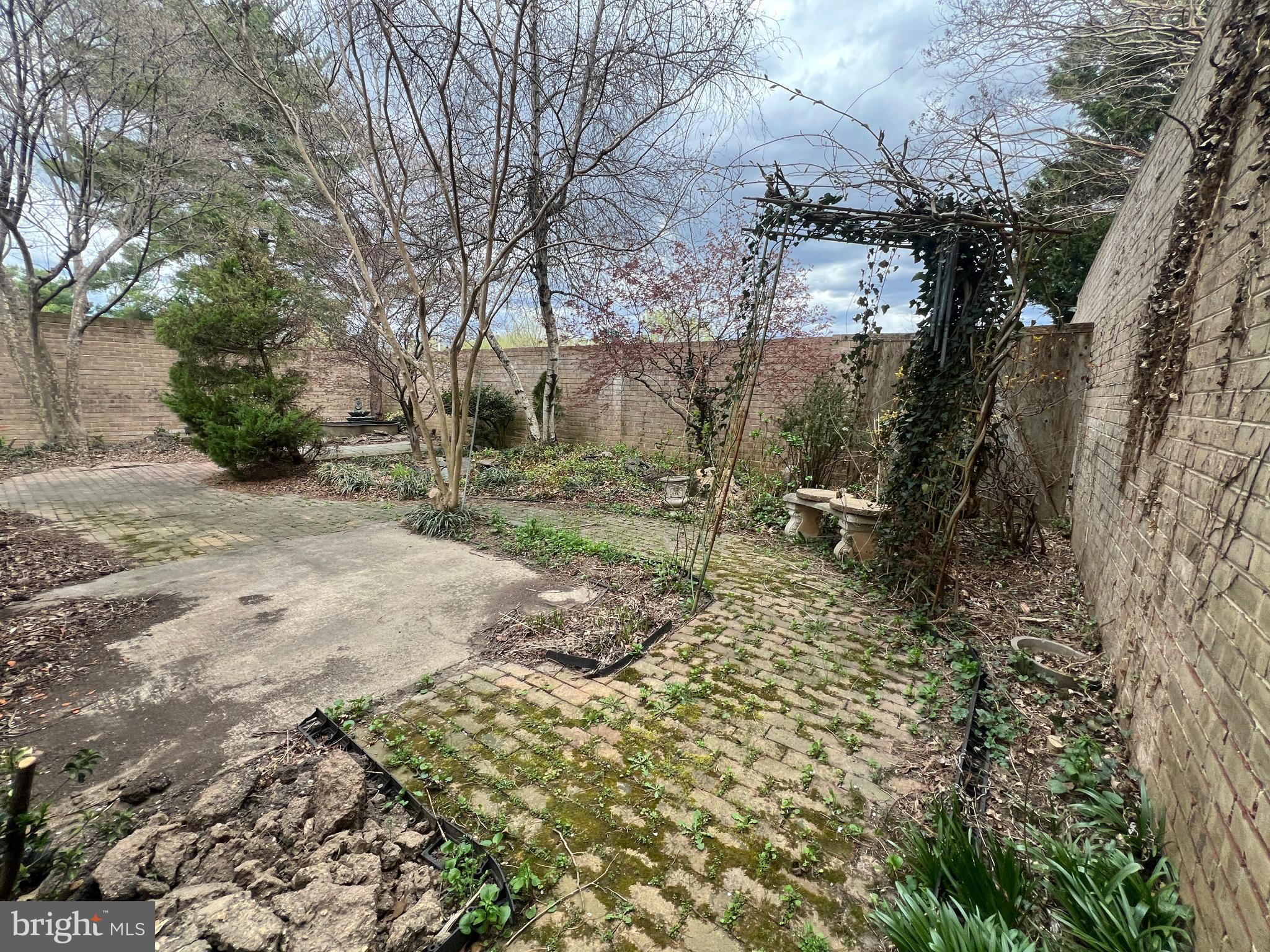 COURTS OF WHETSTONE - Residential