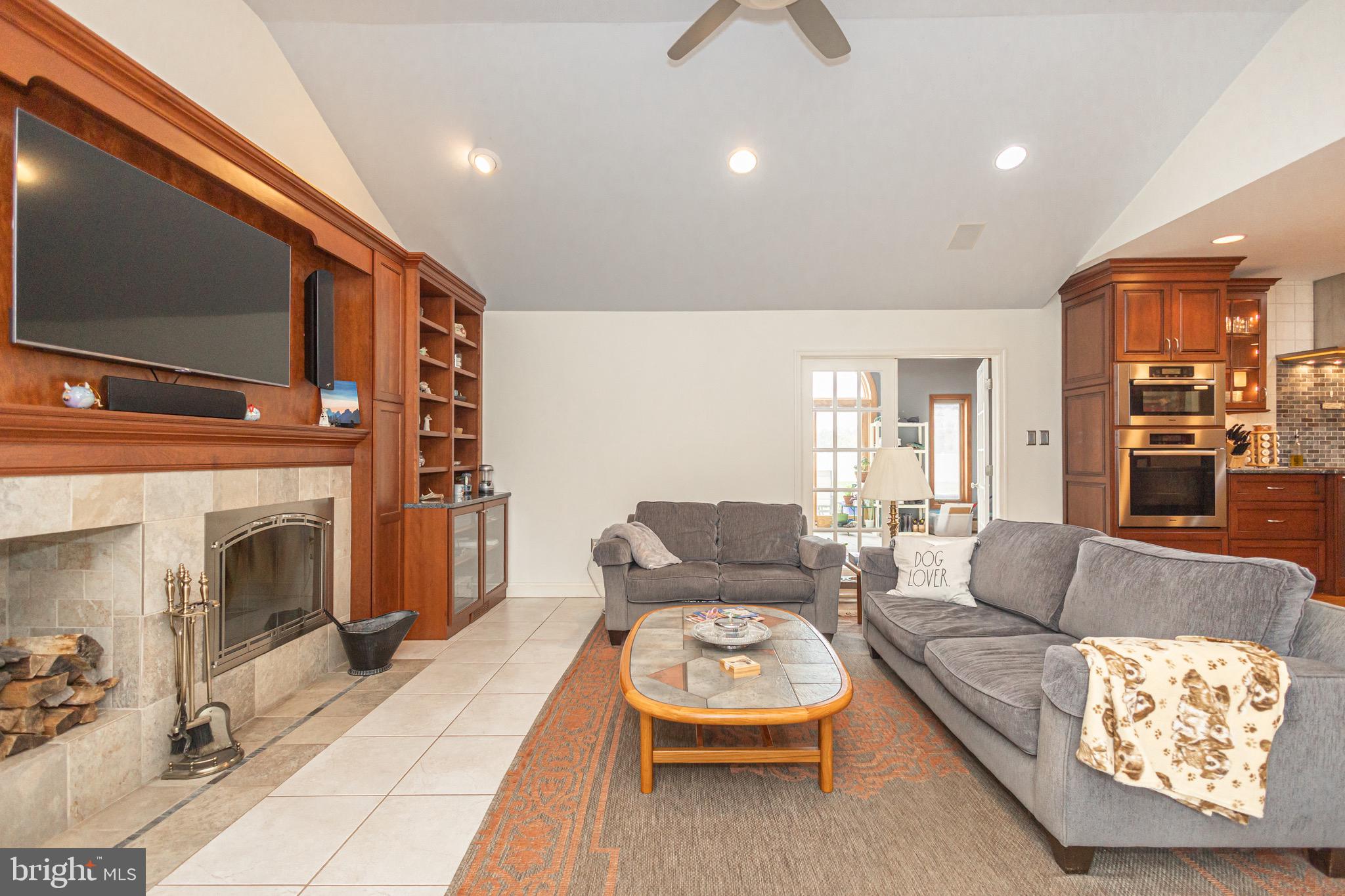 RIVER KNOLL - Residential