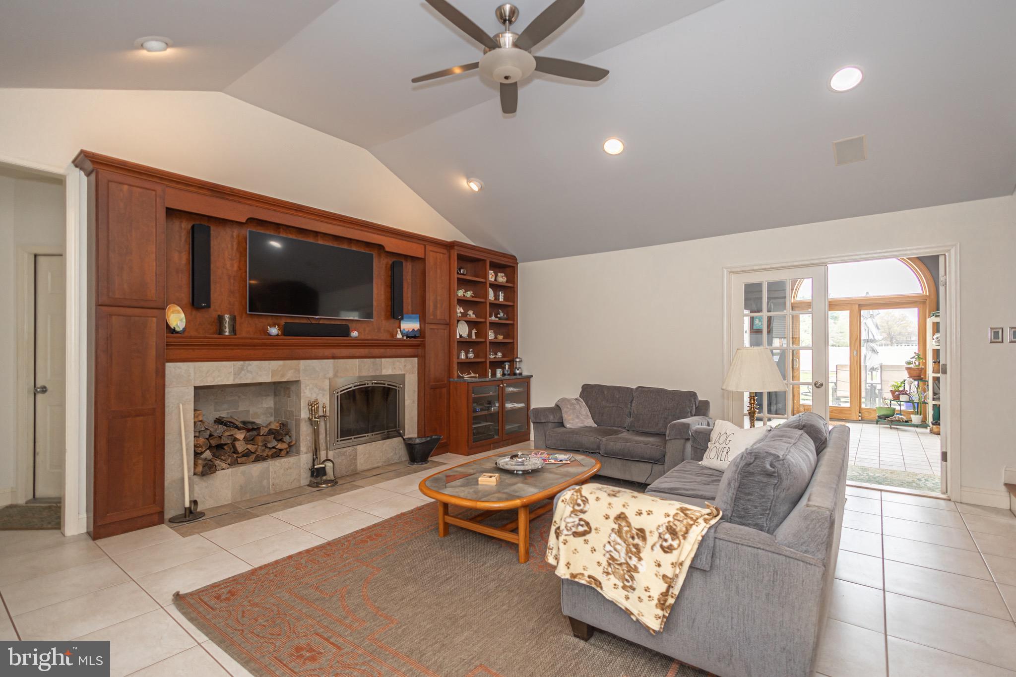 RIVER KNOLL - Residential