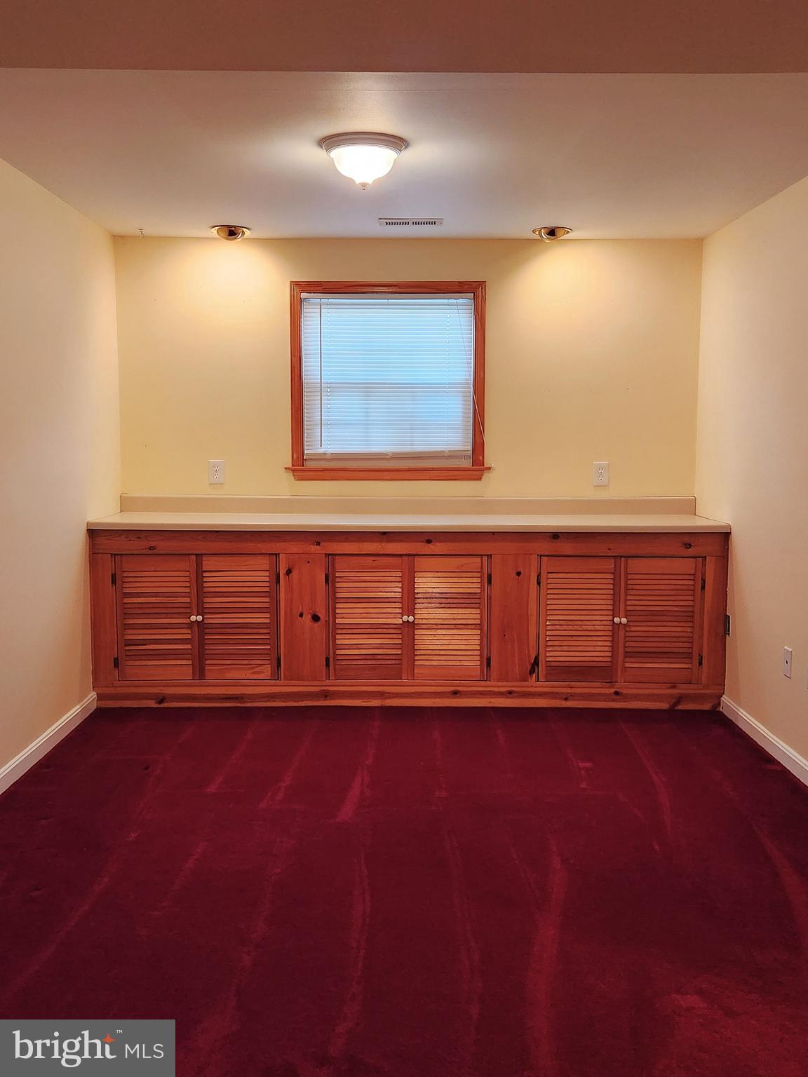 WOODLAND BEACH - Residential Lease