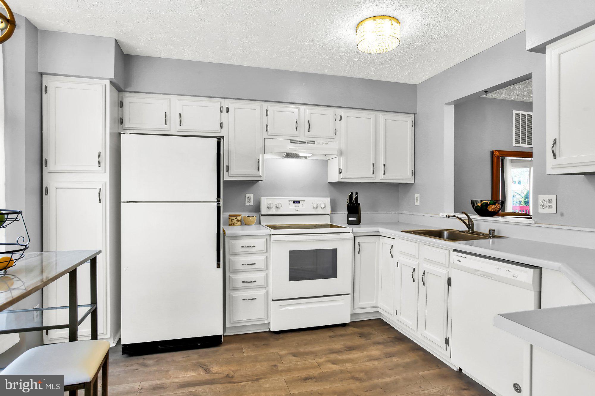 CONSTANT FRIENDSHIP - Residential