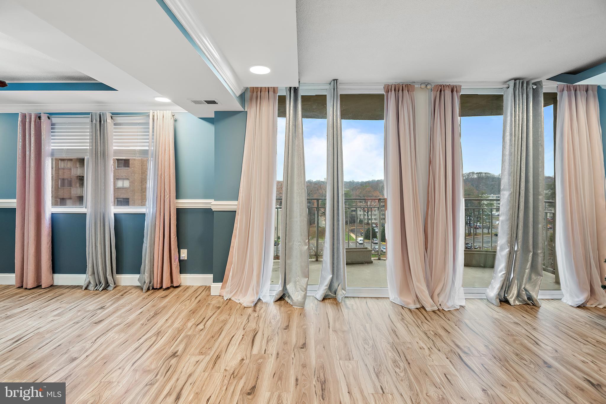 PRESIDENTIAL TOWERS - Residential