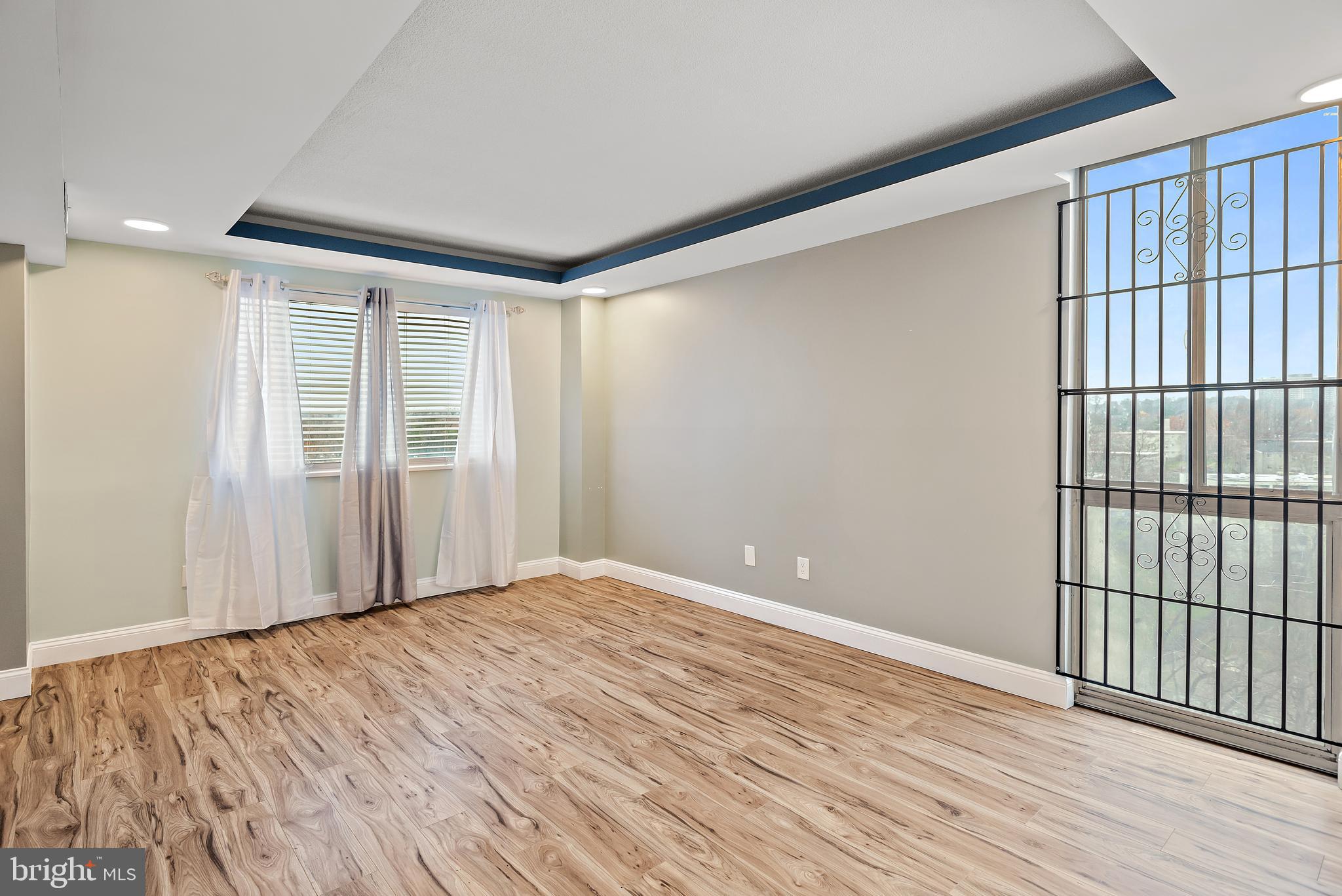 PRESIDENTIAL TOWERS - Residential