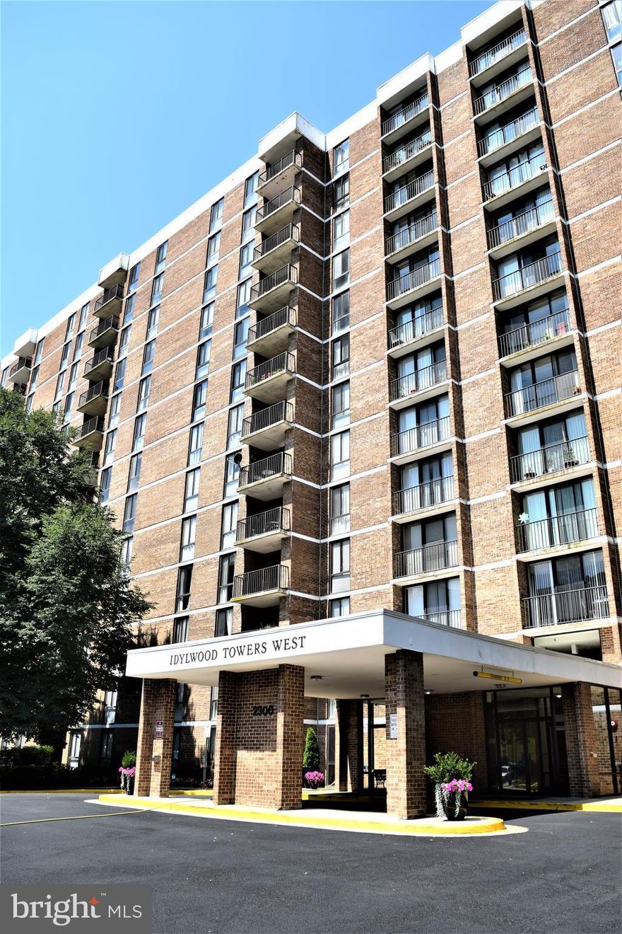 Stylish Condo w/high-end renovations thru out nestled into Tysons/FallsChurch. Updates:New Hardwoods,CustomKitchen w/SS Appliances,Granite,Cabinets.Baths w/marble & tile.1 mi to metro, 495 & 66. Walk to WholeFoods/TraderJoe s,restaurants,shops, and W&OD.Amenities include:ALL Utilities,Pool w grills,Tennis/BB courts,Playground,FitnessCenter,PartyRoom,24/7 concierge/security,storage, & AmpleParking.