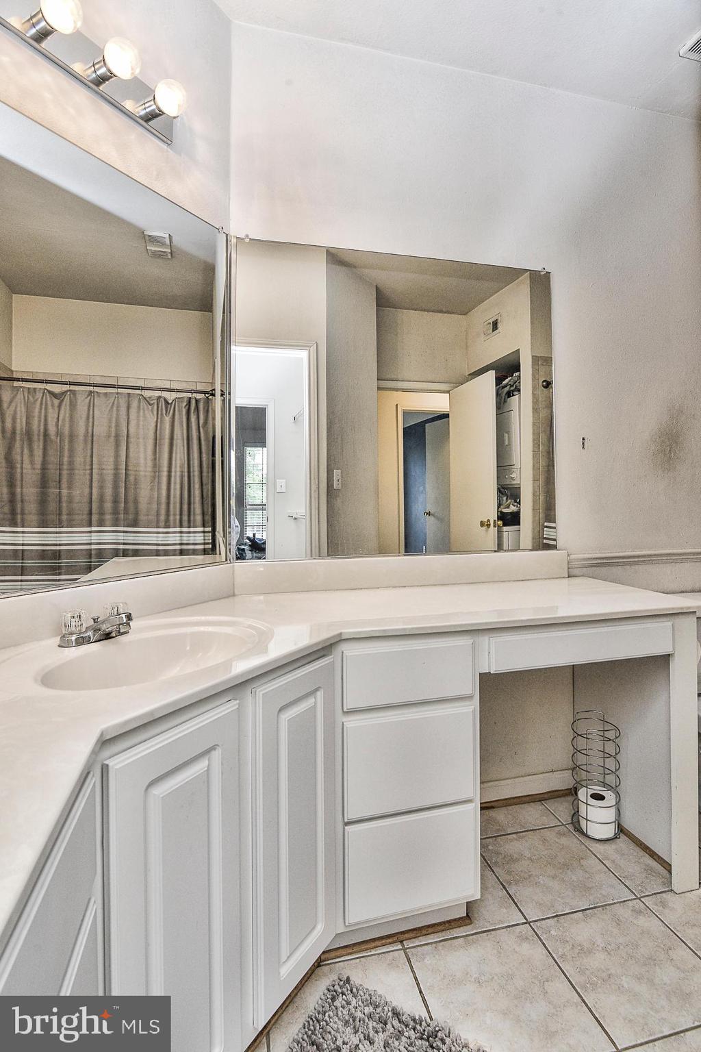 PENDERBROOK SQUARE CONDOMINIUMS - Residential Lease