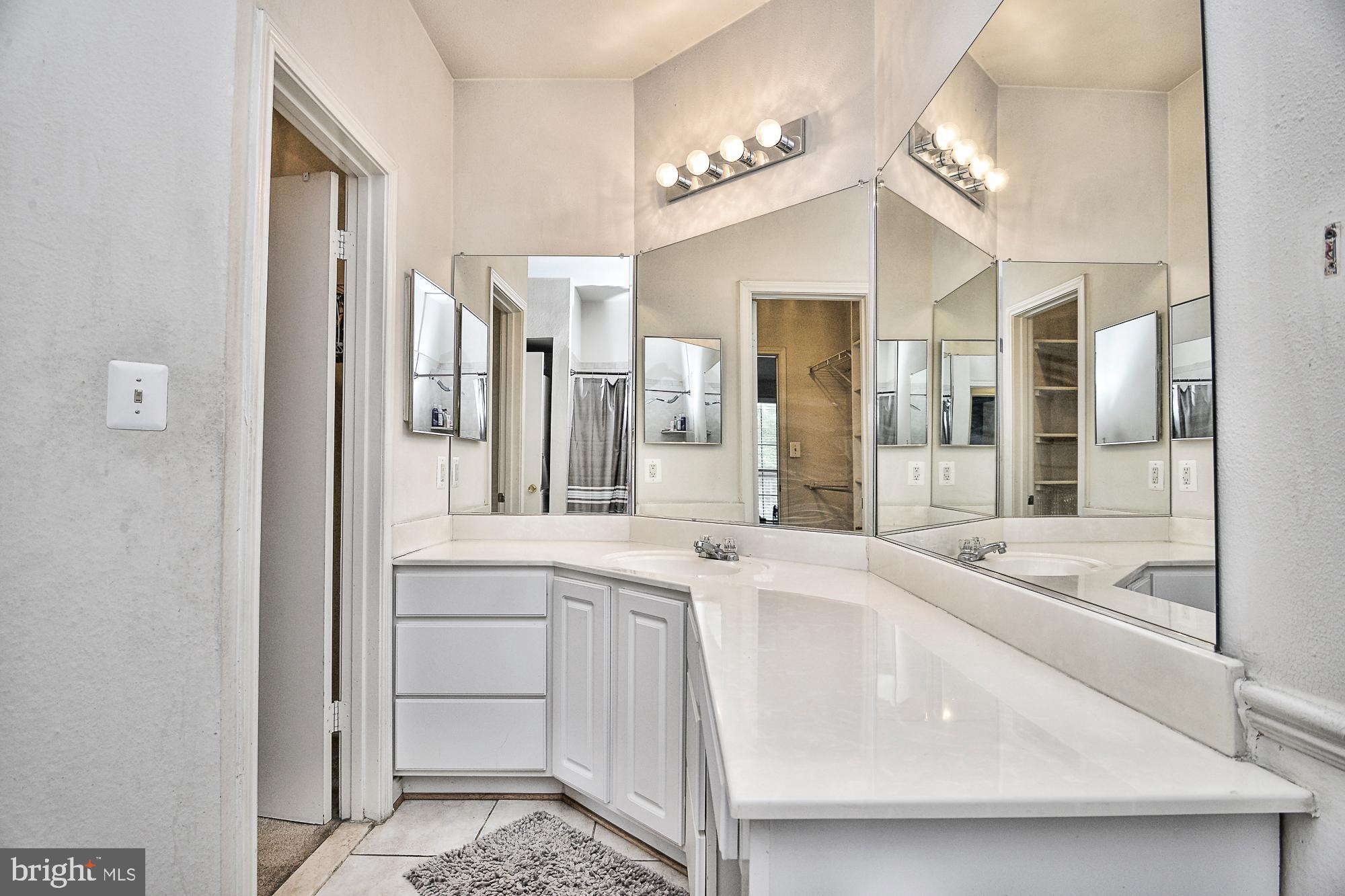 PENDERBROOK SQUARE CONDOMINIUMS - Residential Lease