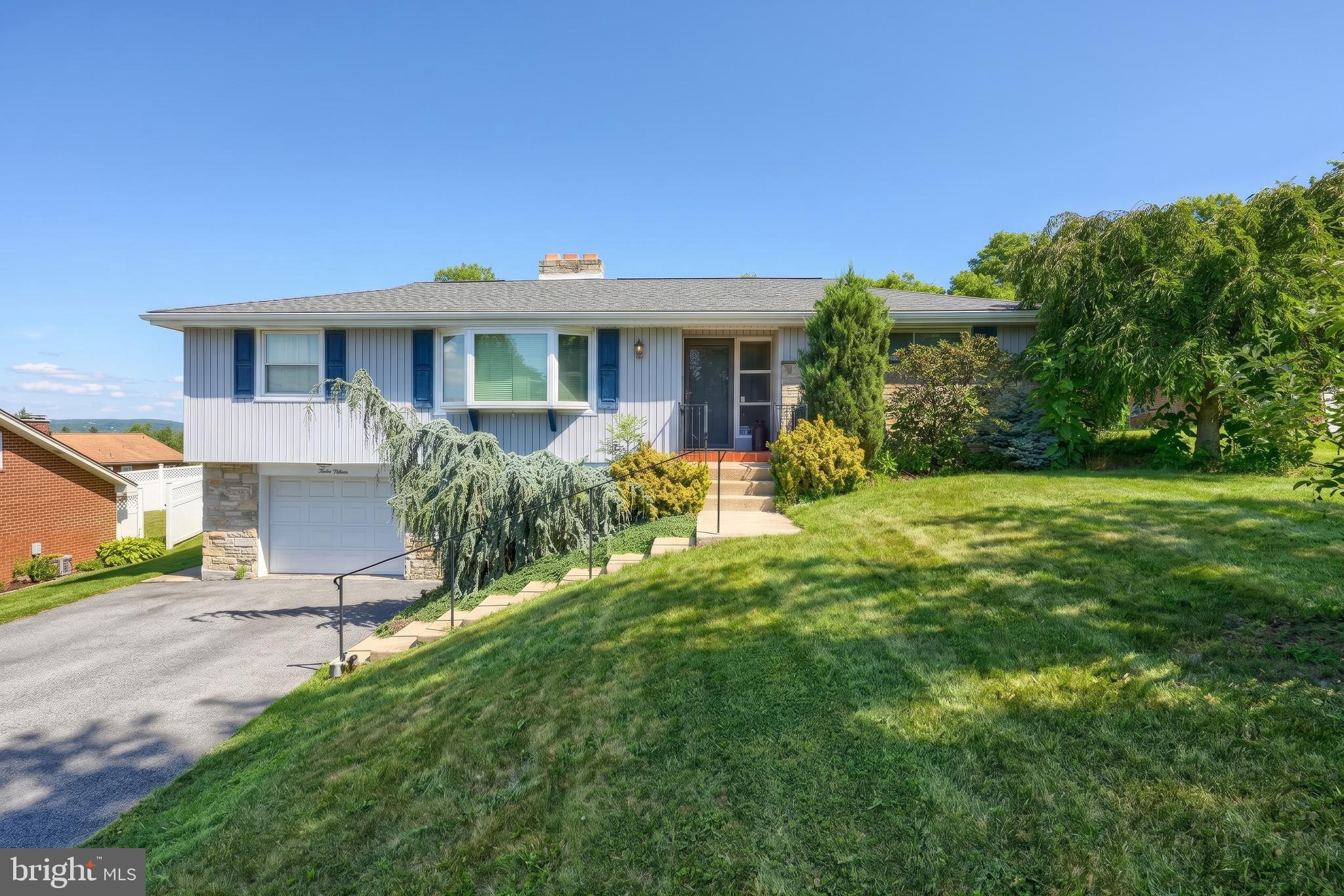 1215 PERRY LANE