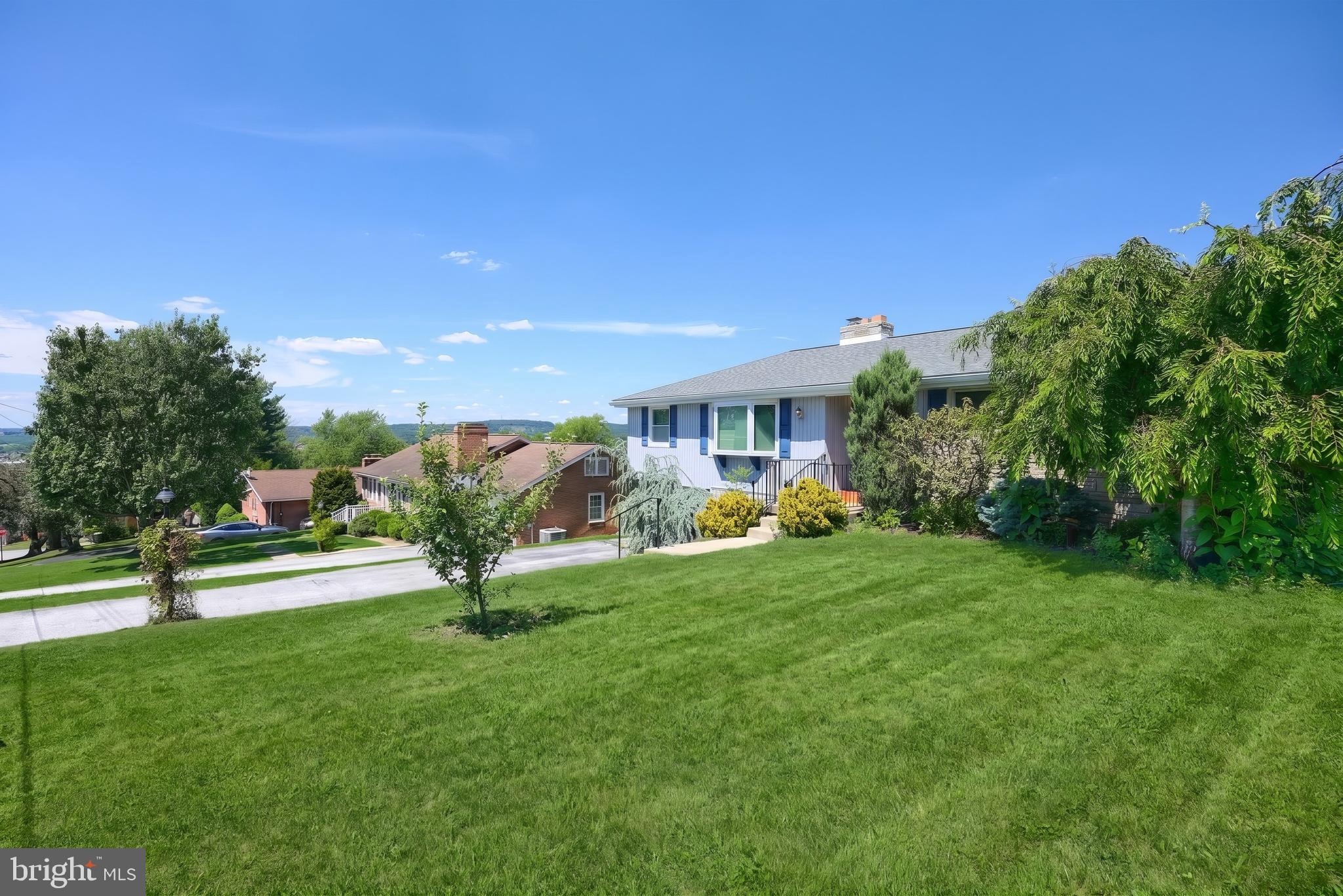 1215 PERRY LANE