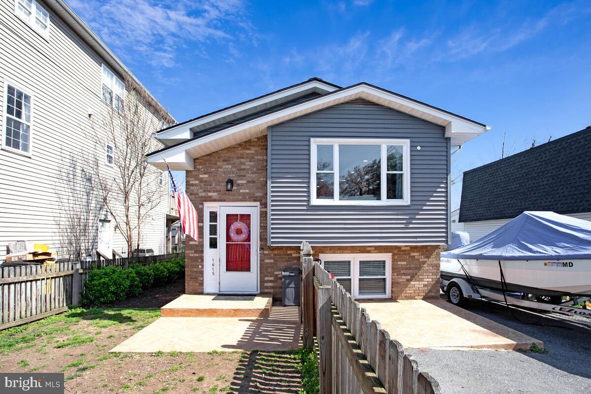 WOODLAND BEACH - Residential