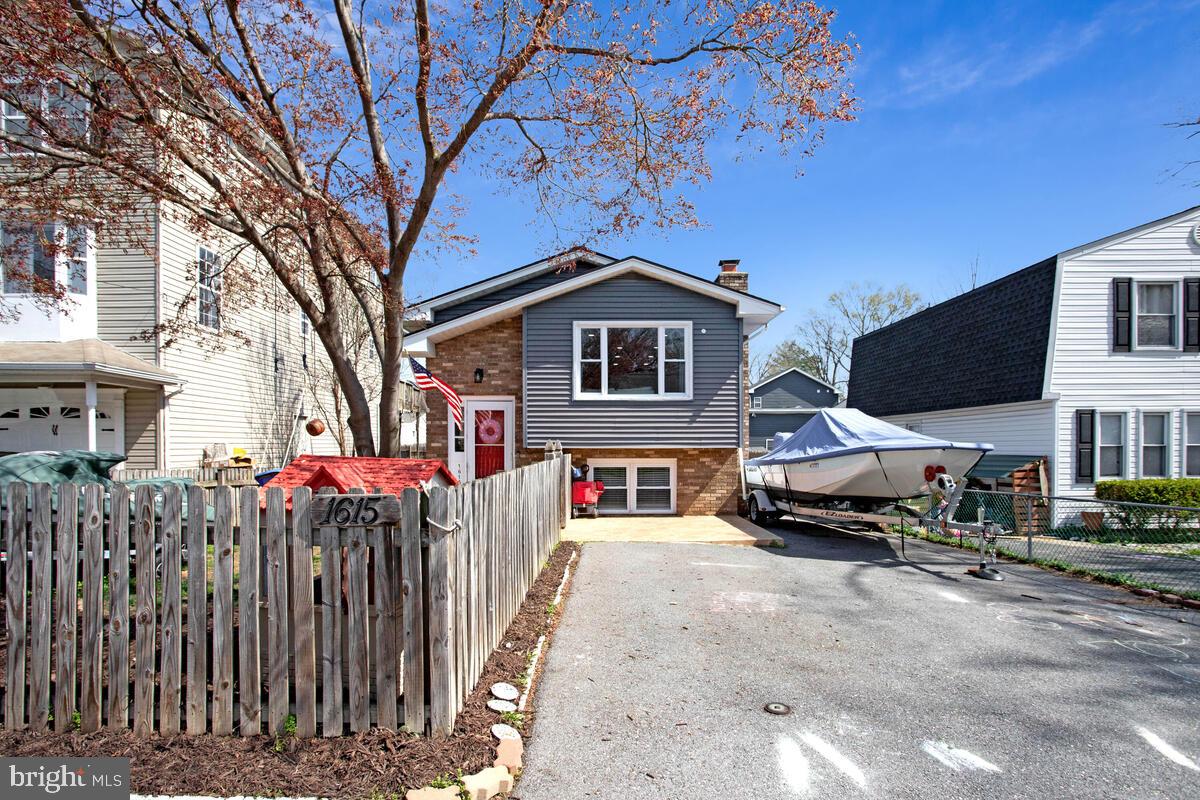 WOODLAND BEACH - Residential