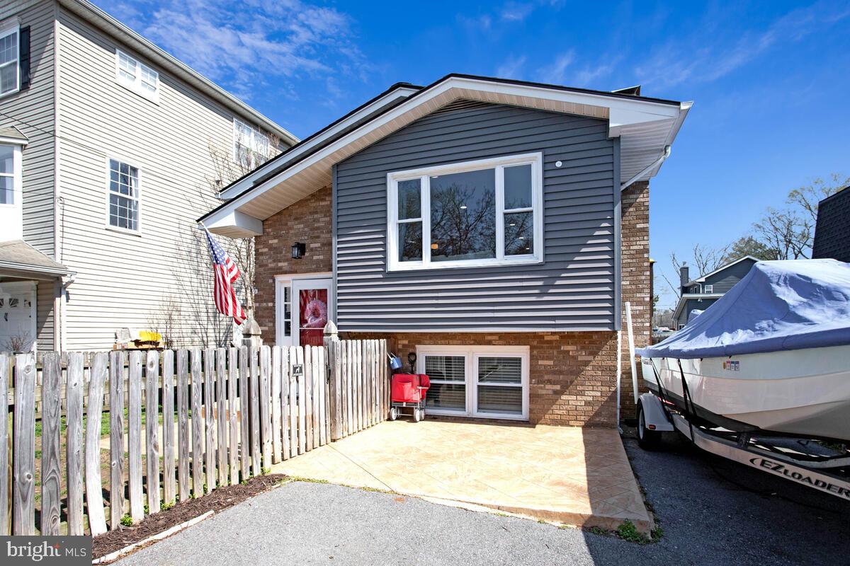 WOODLAND BEACH - Residential