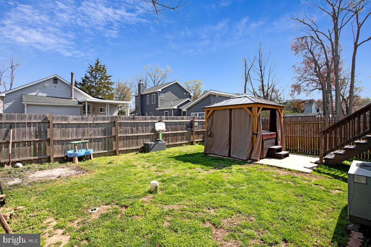 WOODLAND BEACH - Residential