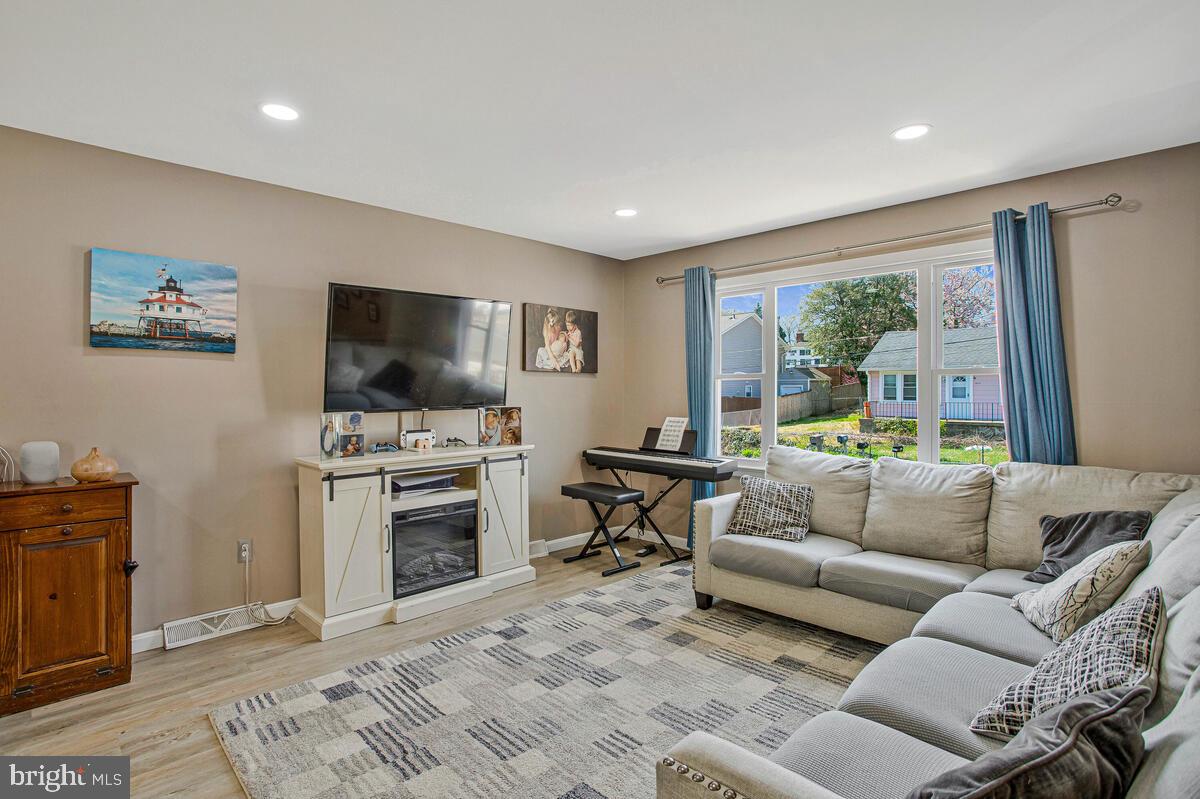 WOODLAND BEACH - Residential