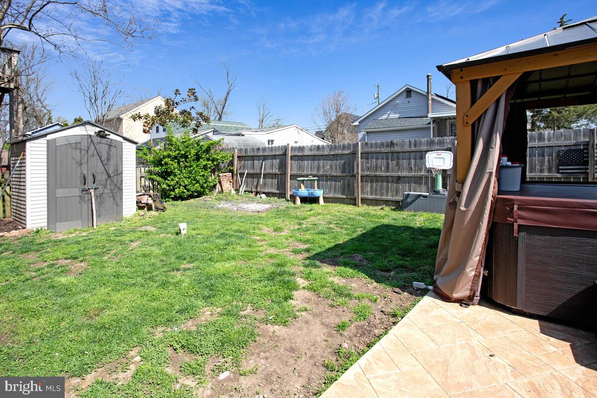 WOODLAND BEACH - Residential