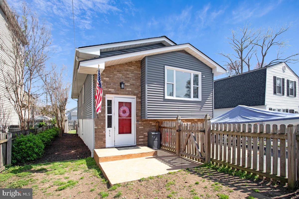 WOODLAND BEACH - Residential